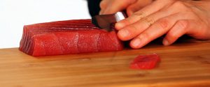Tonijn snijden voor sushi en sashimi