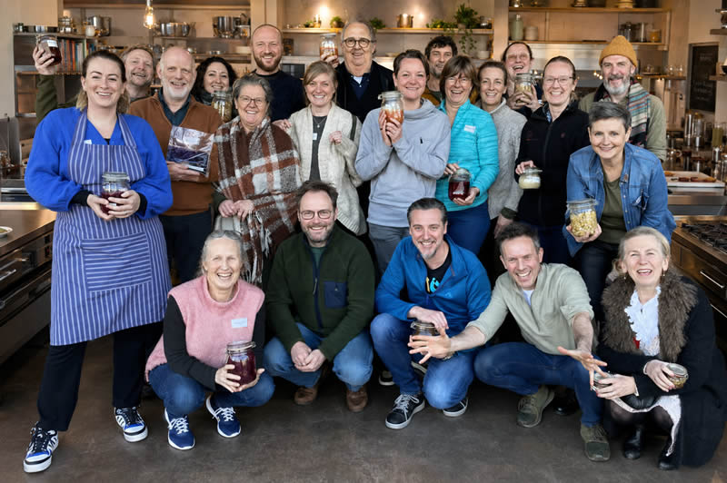 Groep mensen kookcursus fermenteren in kookstudio