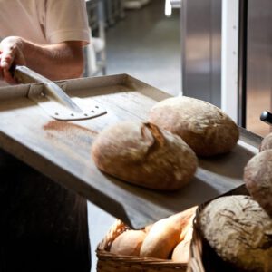 Vers brood uit de oven bij de bakker