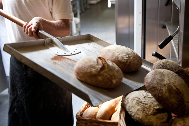 Vers brood uit de oven bij de bakker op de brood bak workshop