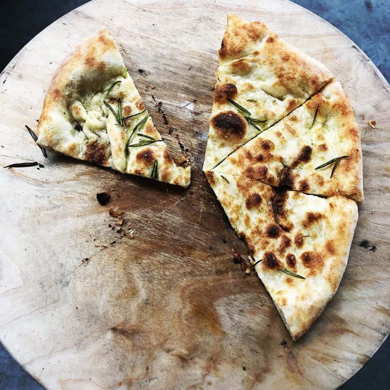 Workshop pizza bakken, Pizza Bianca is ook heerlijk bij de wijncursussen