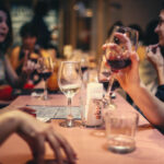 Wijn en spijs cursus aan tafel met wijnglazen