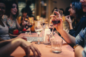 Wijn en spijs cursus aan tafel met wijnglazen
