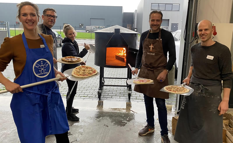 Pizza bakken in houtoven