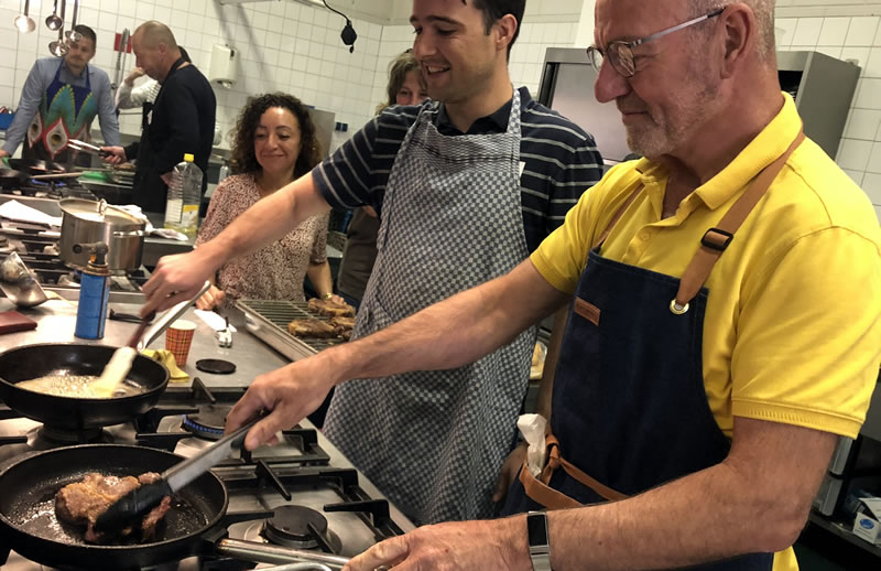 vlees bakken op de workshop