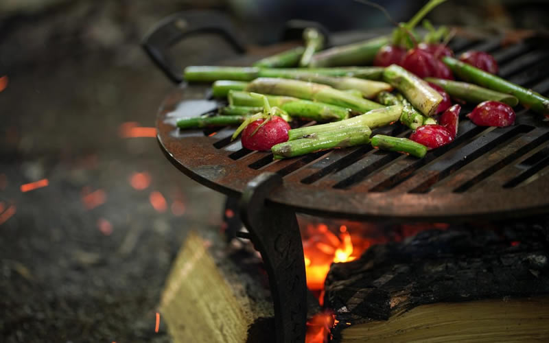 Groenten koken op open vuur