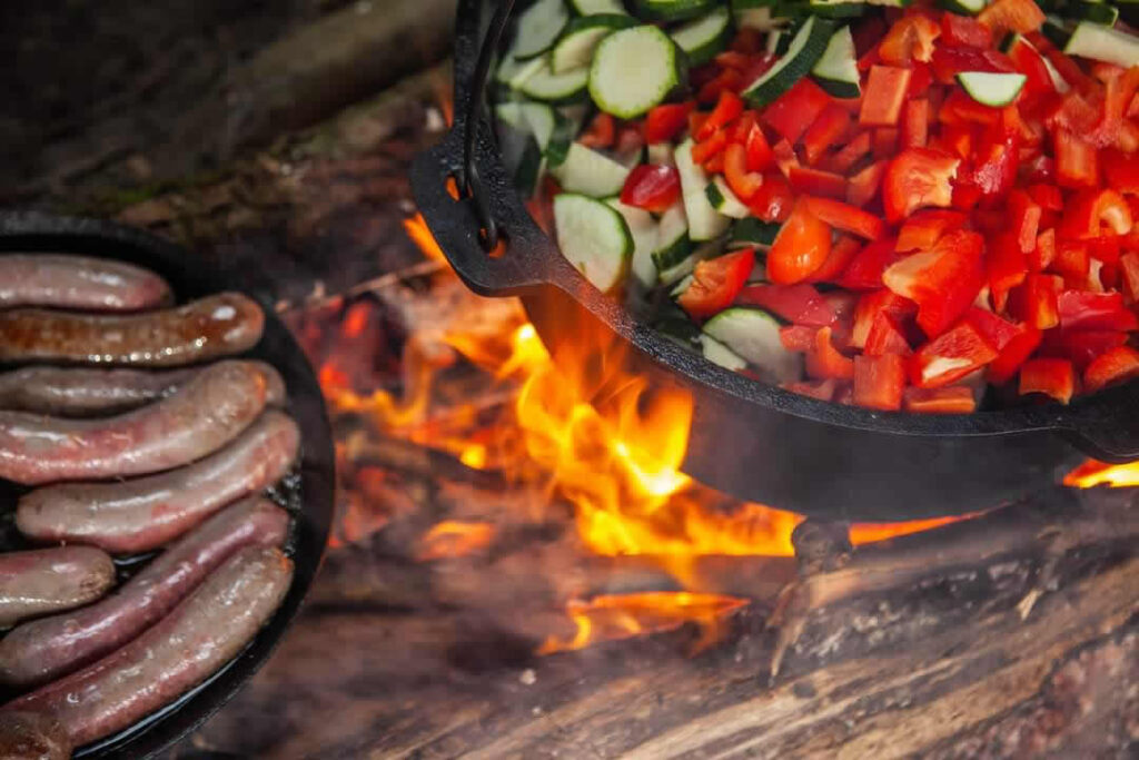 Worst en groenten koken op open vuur