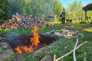 Hangi en kuil koken, koken onder de grond op vuur en stenen