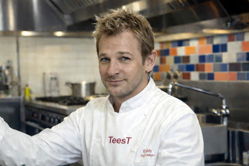 Meesterkok Eddy van TeesT in de keuken