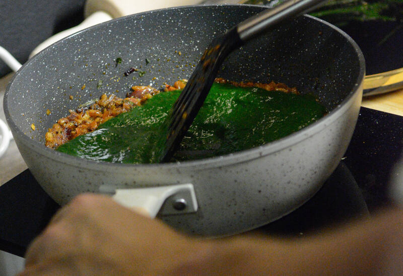 Groene curry recept in een pan maken en roeren