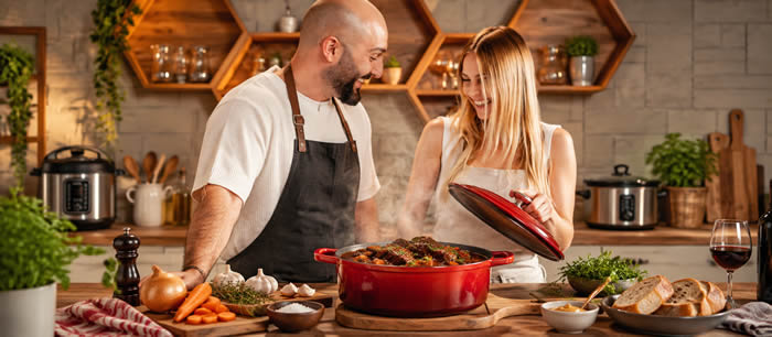 Kookworkshop stoofvlees maken: 2 mooie mensen in de keuken